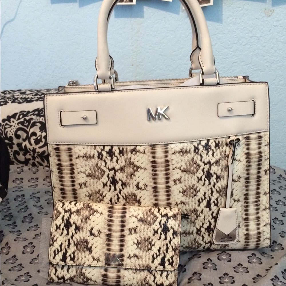 Brand new Michael Kors Purse and wallet set
